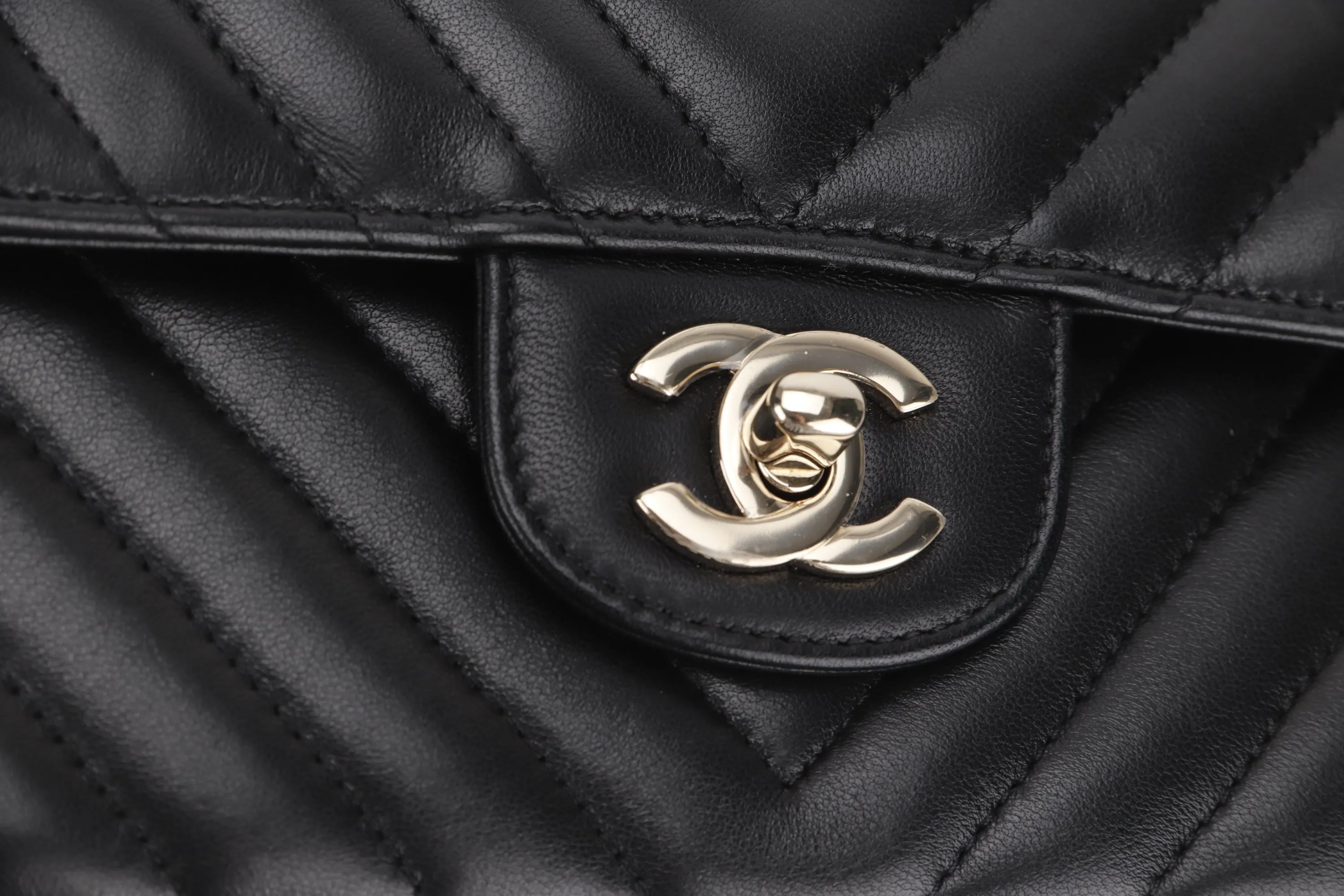 CHANEL CLASSIC DOUBLE FLAP CHEVRON (2467xxxx) MEDIUM BLACK LAMBSKIN WITH GOLD CHAIN, WITH CARD, DUST COVER & BOX